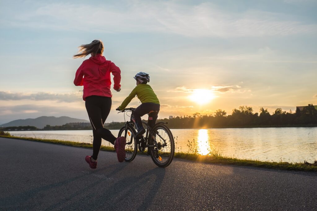 Hardloper op een zonnig bospad, gefocust en in actie