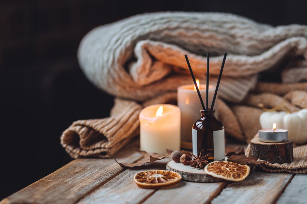 Etherische oliën en een diffuser op een tafel