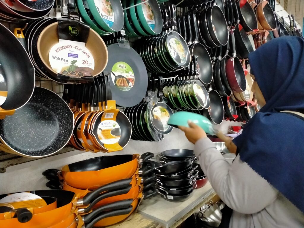 Pannen met aanbaklaag in de keuken