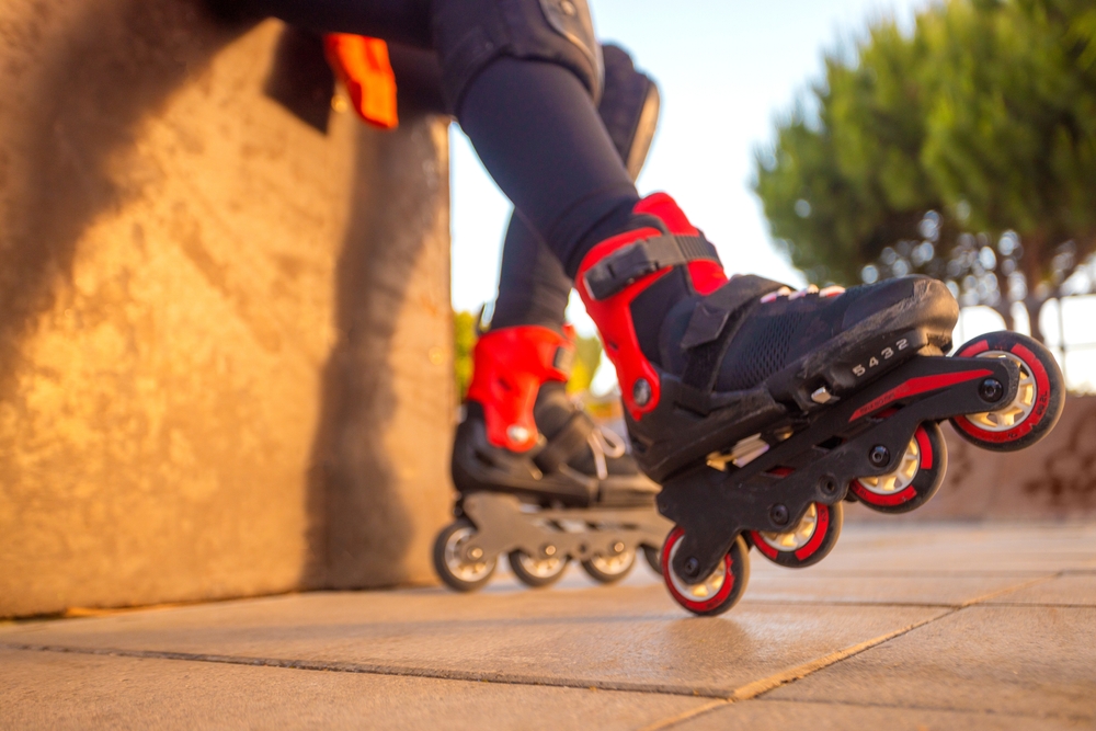 Skeeleraar traint spieren veilig buitensporten inline skates