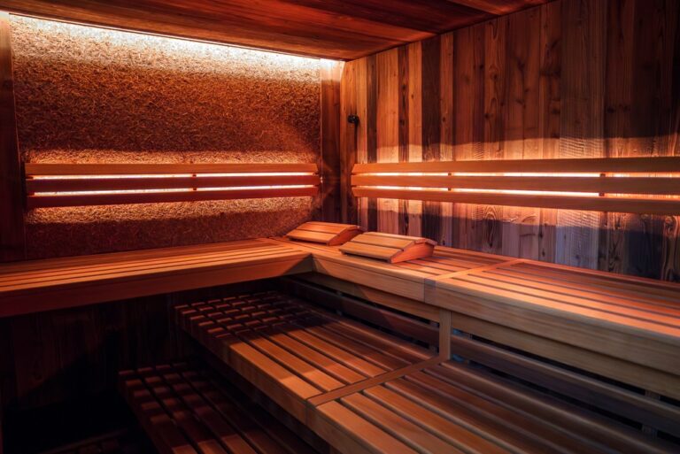 Zwangere vrouw overweegt infrarood sauna gebruik tijdens zwangerschap veiligheid