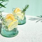 Zelfgemaakte limonade met verse citroenen, munt en natuurlijke zoetstoffen als gezond alternatief voor frisdrank